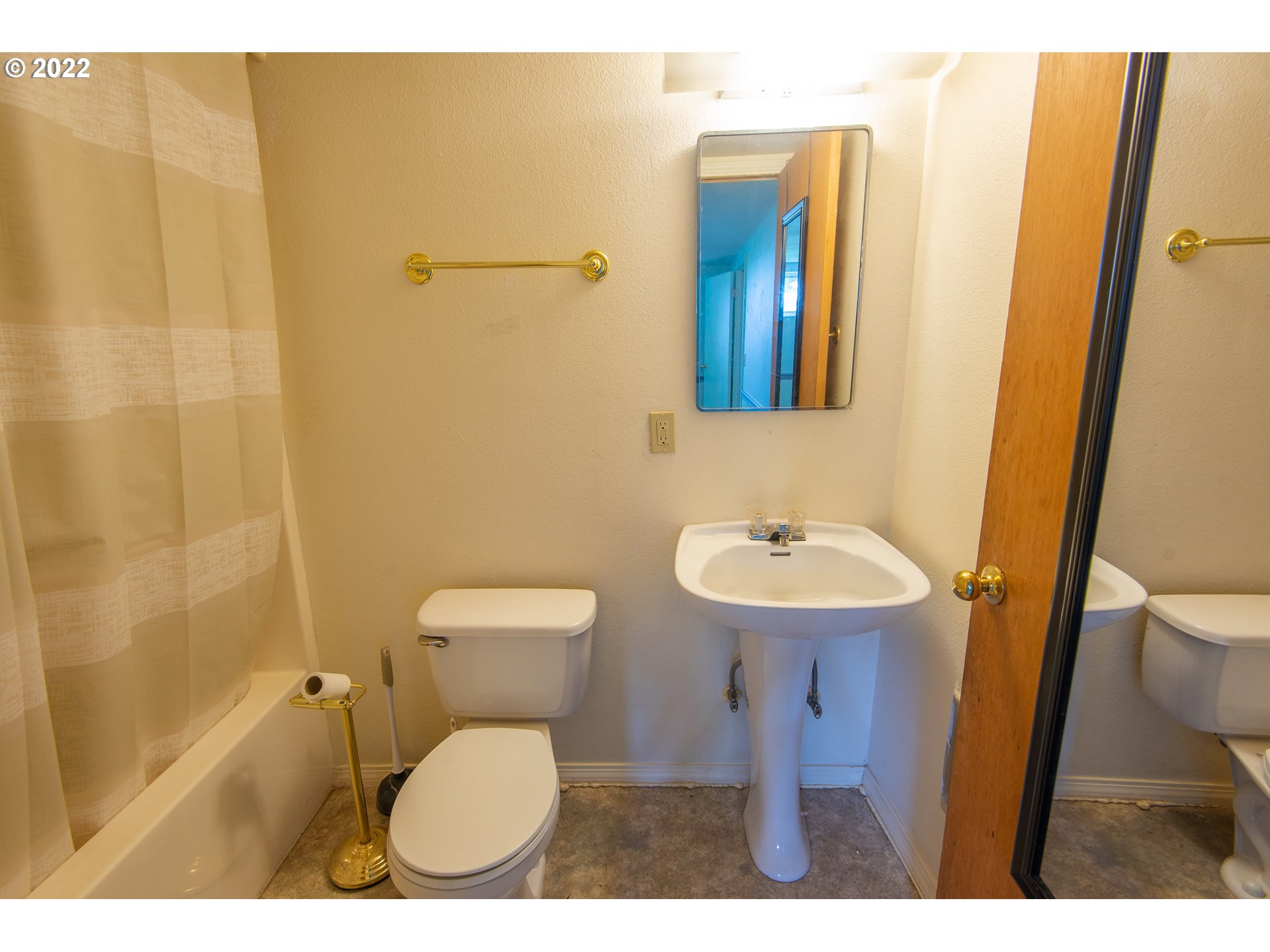 544 Clark Street North Bend, OR 97459 - Photo 25 of 32 a bathroom with a toilet and a sink