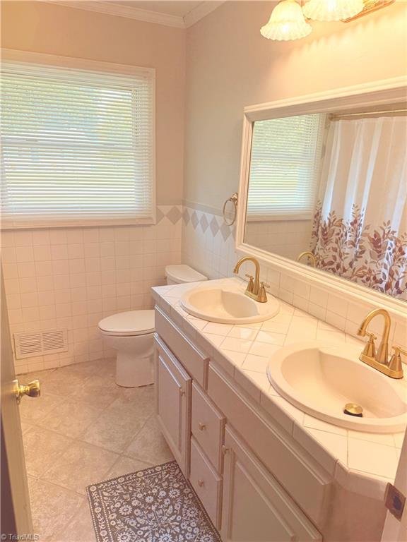 702 Trail One Burlington, NC 27215 - Photo 11 of 12 Bathroom