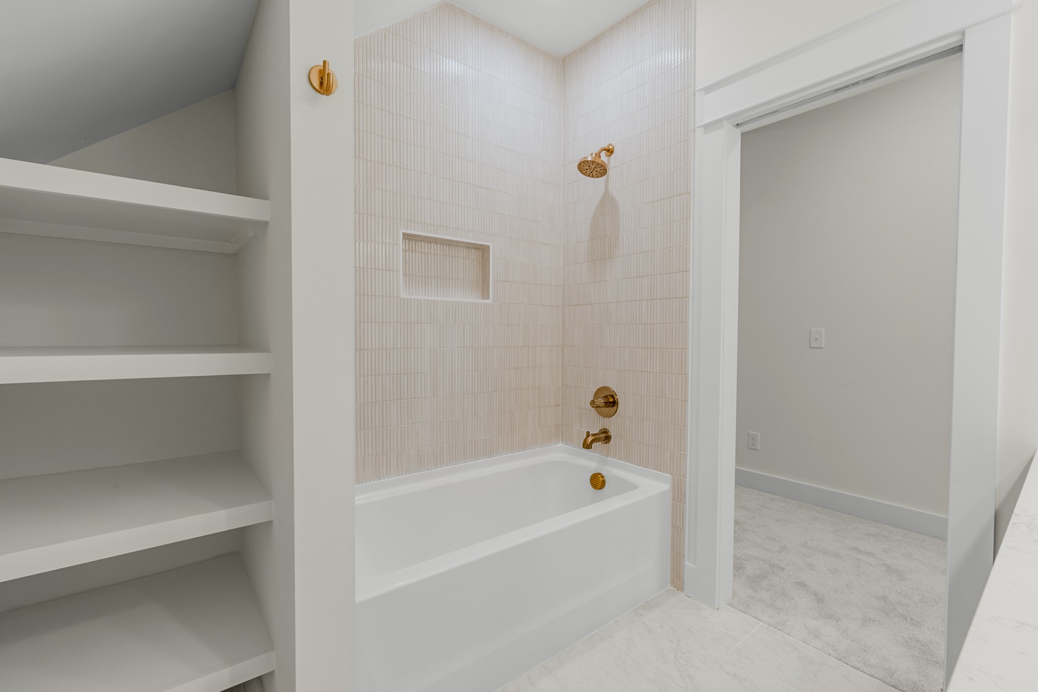 1629 Cairo Road Gallatin, TN 37066 - Photo 51 of 60 a bathroom with a bathtub