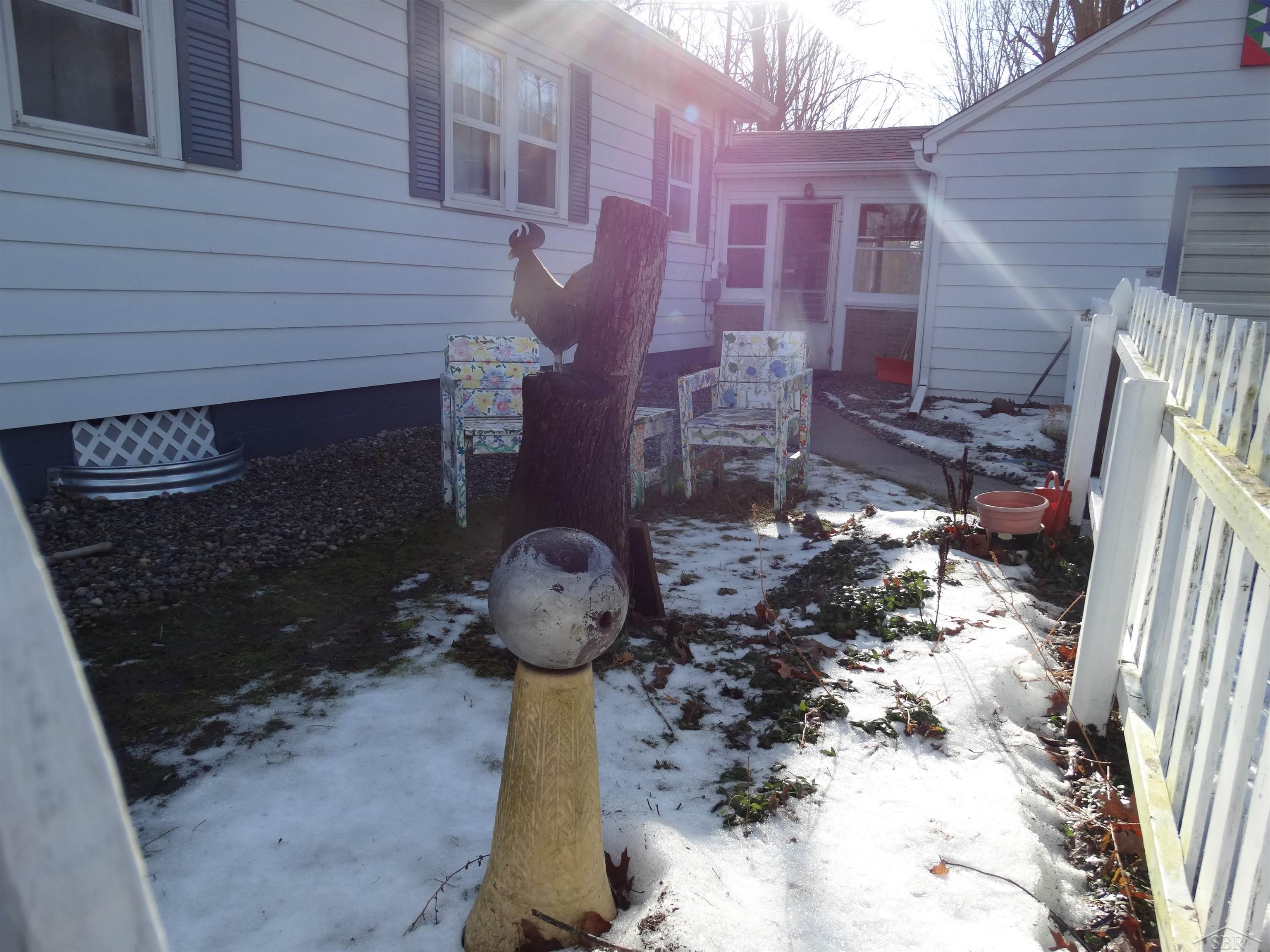 4616 King Road Saginaw, MI 48601 - Photo 2 of 25 50197145-d21dd0f6-5637-4b23-bf4c-37d77f1fcb37.JPG
