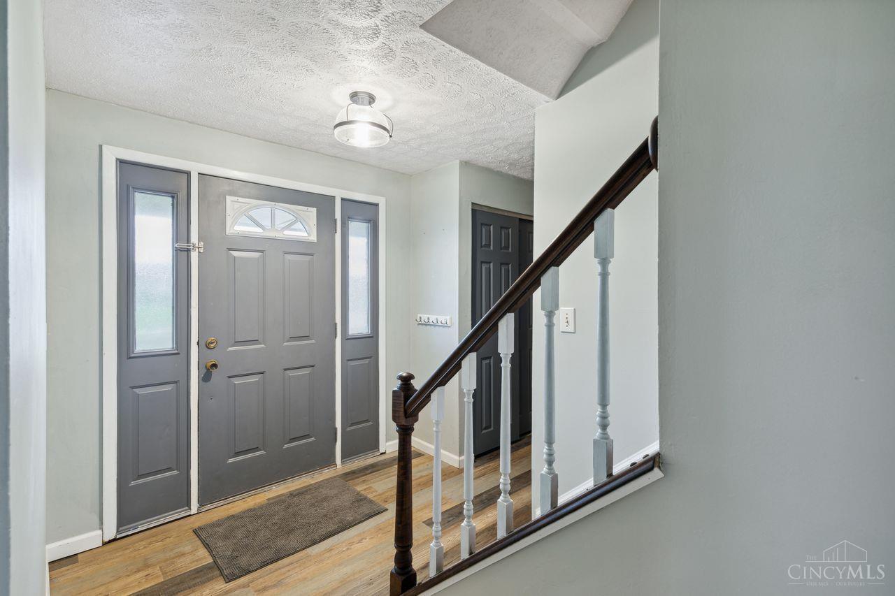 802 Yorkhaven Road Springdale, OH 45240 - Photo 4 of 37
