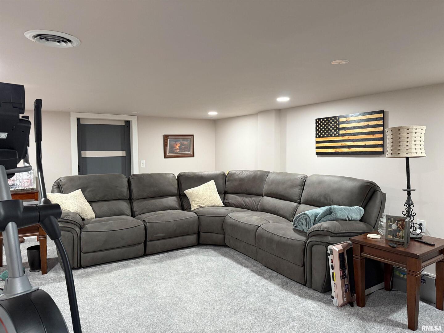 640 32nd Avenue Moline, IL 61265 - Photo 25 of 37 a living room with furniture and a window