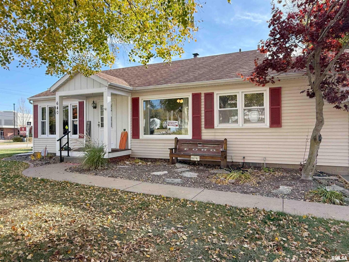 640 32nd Avenue Moline, IL 61265 - Photo 3 of 37 a front view of a house with garden