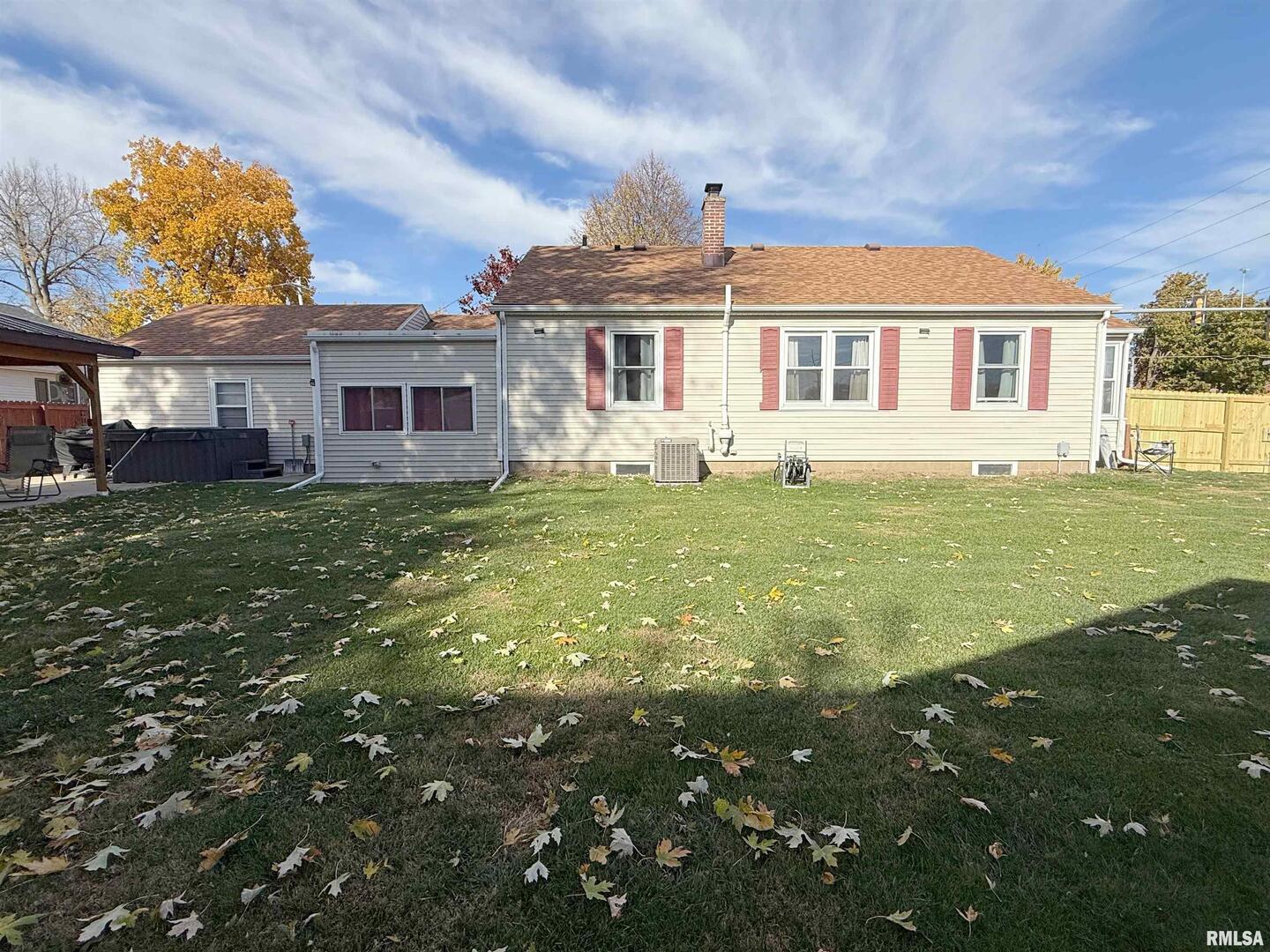 640 32nd Avenue Moline, IL 61265 - Photo 36 of 37 a front view of a house with a garden