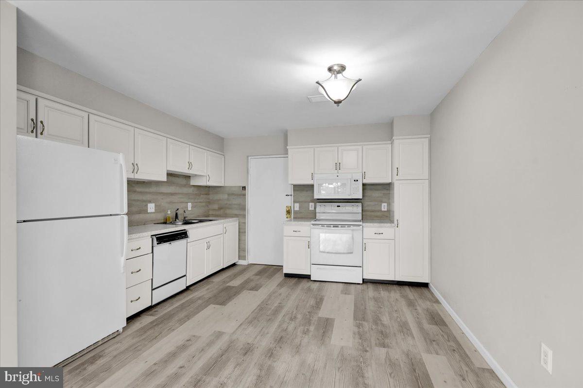 1375 Pershing Boulevard, Unit 508 Reading, PA 19607 - Photo 11 of 37 Pretty white cabinets