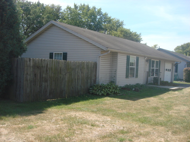 601 Catlin Street Ottawa, IL 61350 - Photo 1 of 29 a view of backyard of house with green space