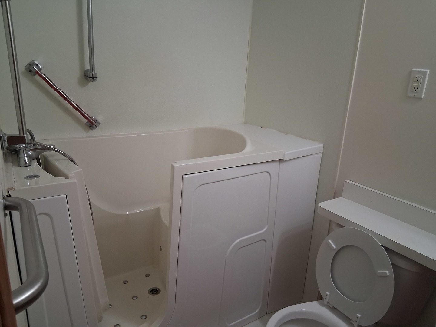 601 Catlin Street Ottawa, IL 61350 - Photo 12 of 29 a bathroom with a toilet and a sink