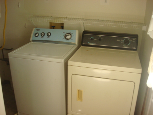 601 Catlin Street Ottawa, IL 61350 - Photo 18 of 29 a utility room with dryer and washer