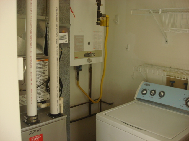 601 Catlin Street Ottawa, IL 61350 - Photo 19 of 29 a bathroom with a bathtub and shower