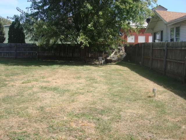 601 Catlin Street Ottawa, IL 61350 - Photo 27 of 29 a backyard of a house