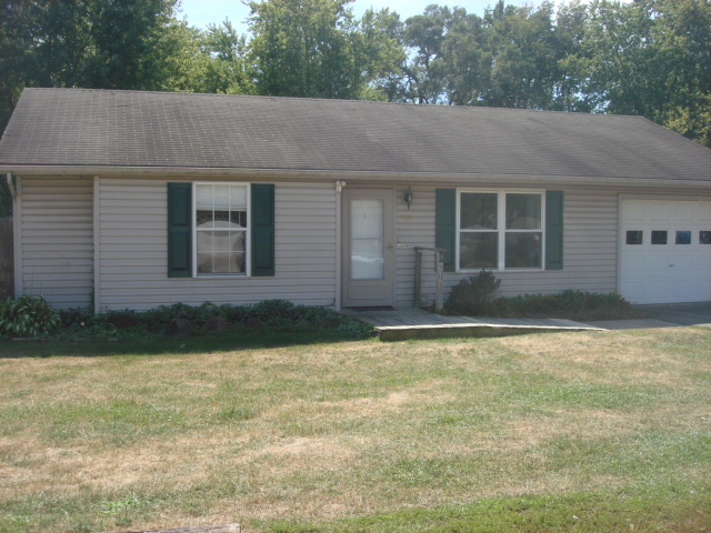 601 Catlin Street Ottawa, IL 61350 - Photo 4 of 29 a front view of a house with a garden
