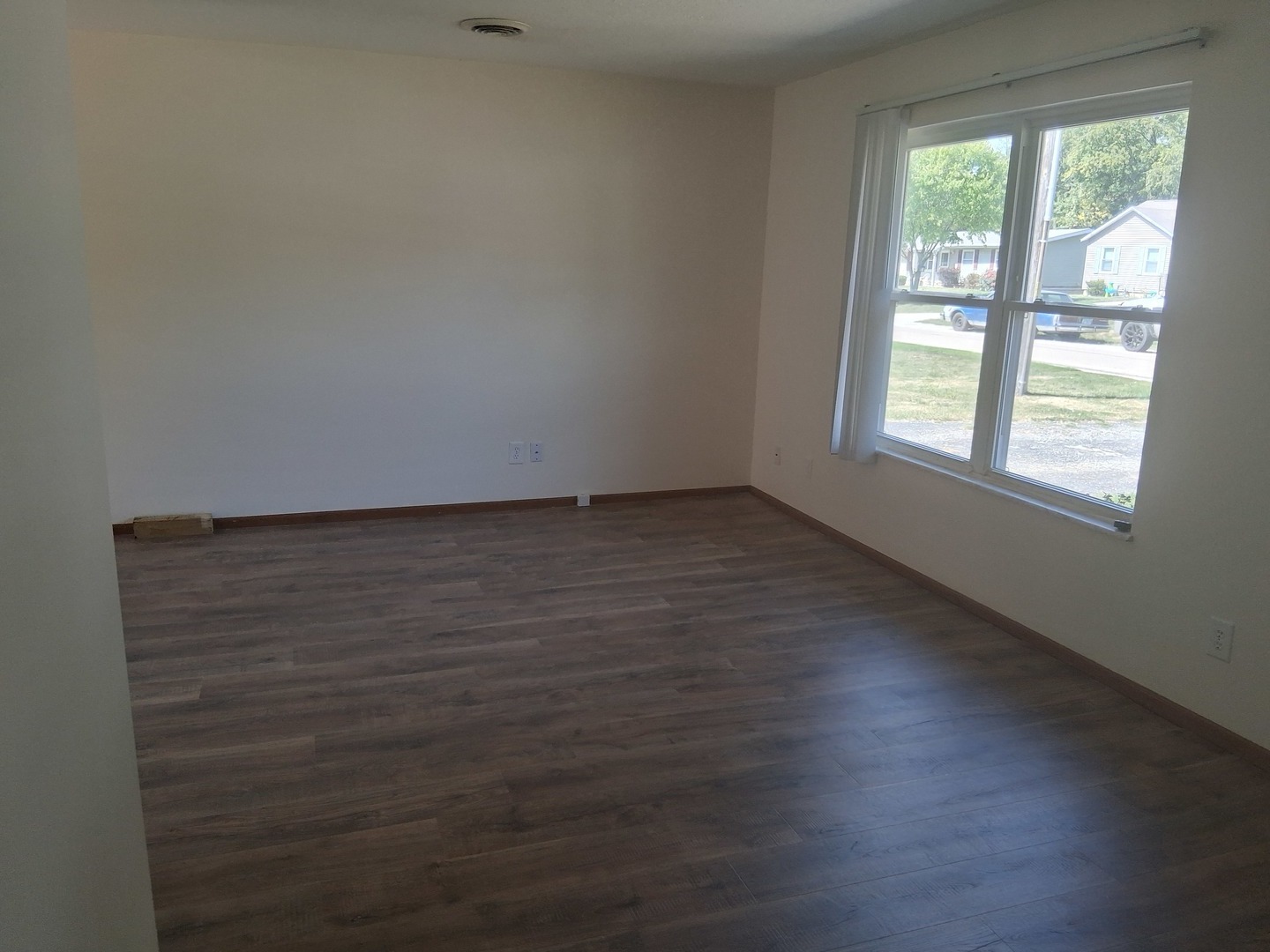 601 Catlin Street Ottawa, IL 61350 - Photo 5 of 29 an empty room with wooden floor and windows