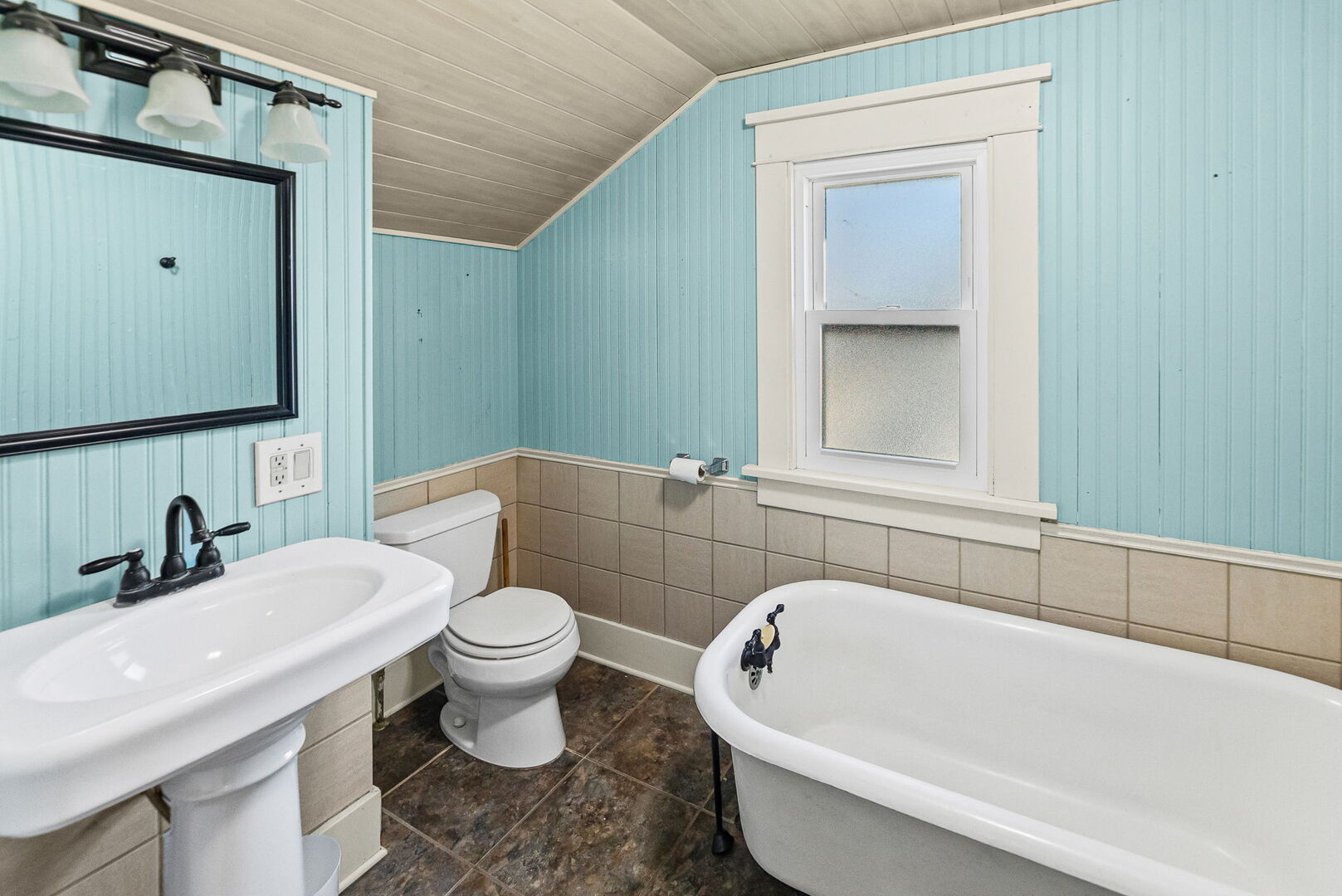 527 East 4th Street Centralia, IL 62801 - Photo 31 of 39 a bathroom with a sink a toilet and shower