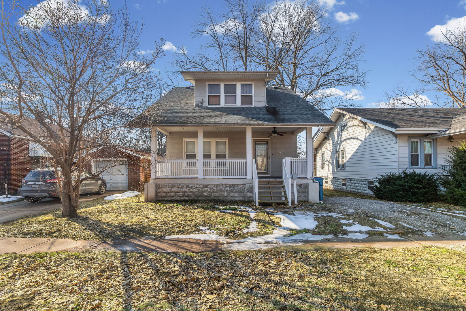 527 East 4th Street Centralia, IL 62801 - Photo 4 of 39 a house view with a outdoor space