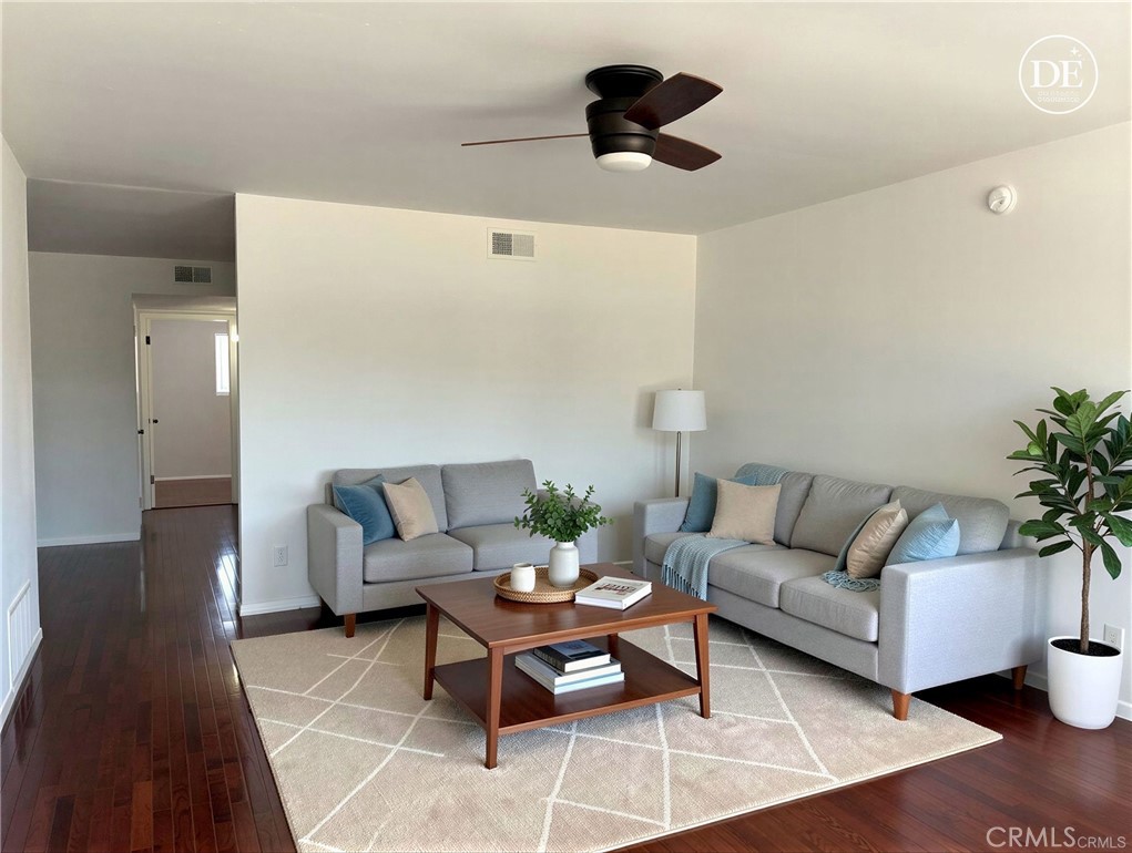 Comfortable living rm.