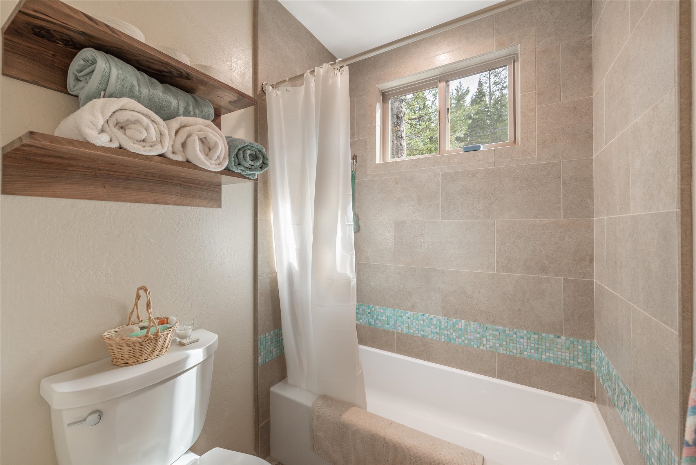 6860 River Road Truckee, CA 96161 - Photo 14 of 21 a bathroom with a bathtub and a toilet