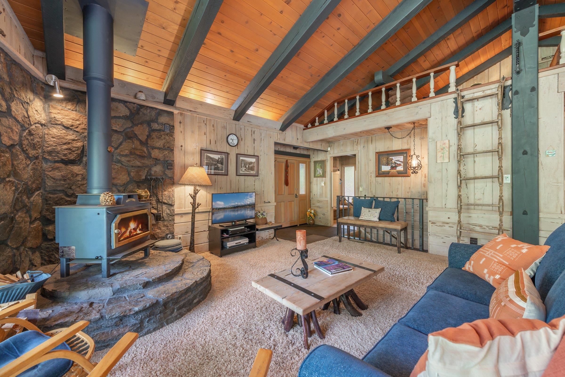 6860 River Road Truckee, CA 96161 - Photo 6 of 21 a outdoor living space with patio furniture