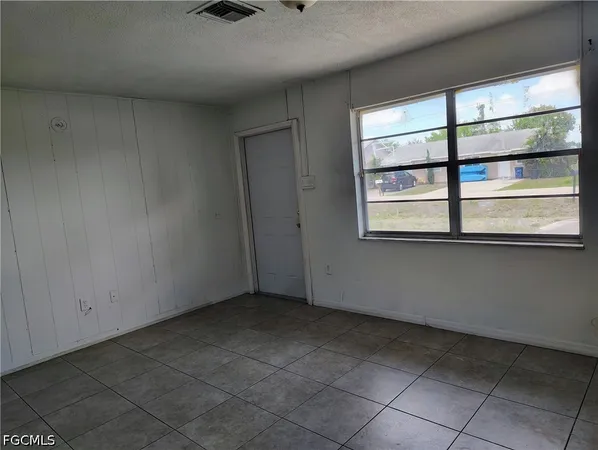 $1,100 | 1722 Maple Drive, Fort Myers, FL 33907