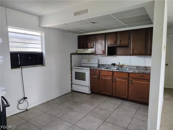 $1,100 | 1722 Maple Drive, Fort Myers, FL 33907