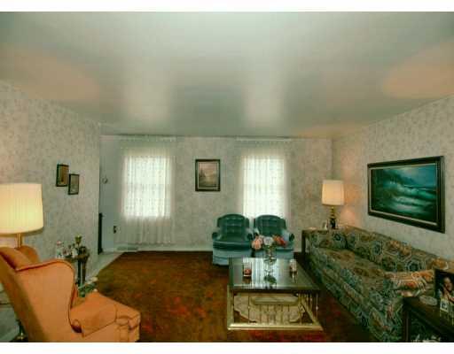 123 Lakeview Drive McKees Rocks, PA 15136 - Photo 8 of 8 Living Room.