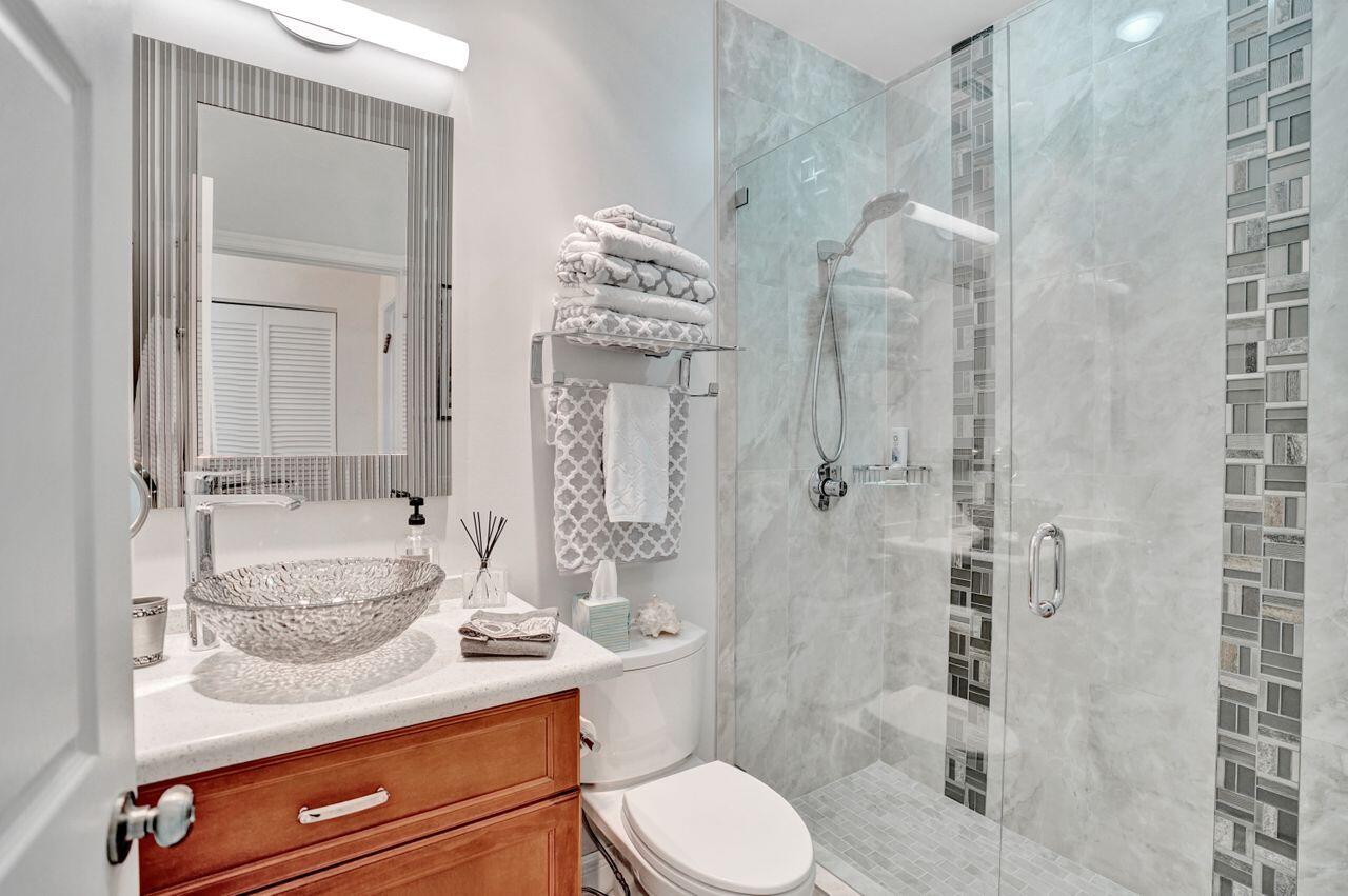 22697 Meridiana Drive Boca Raton, FL 33433 - Photo 22 of 35 Bathroom