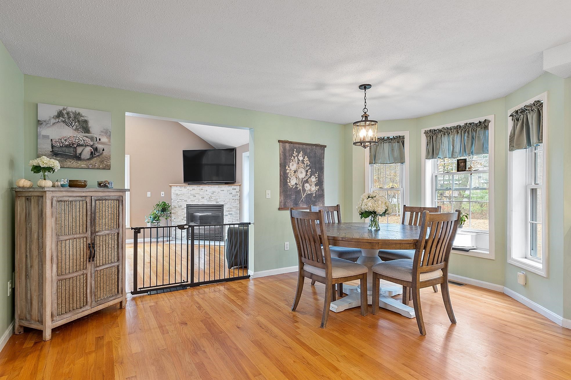 129 Dutton Road Pelham, NH 03076 - Photo 11 of 40