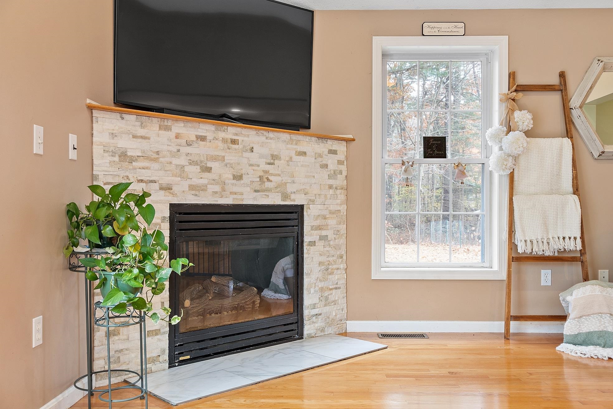 129 Dutton Road Pelham, NH 03076 - Photo 19 of 40