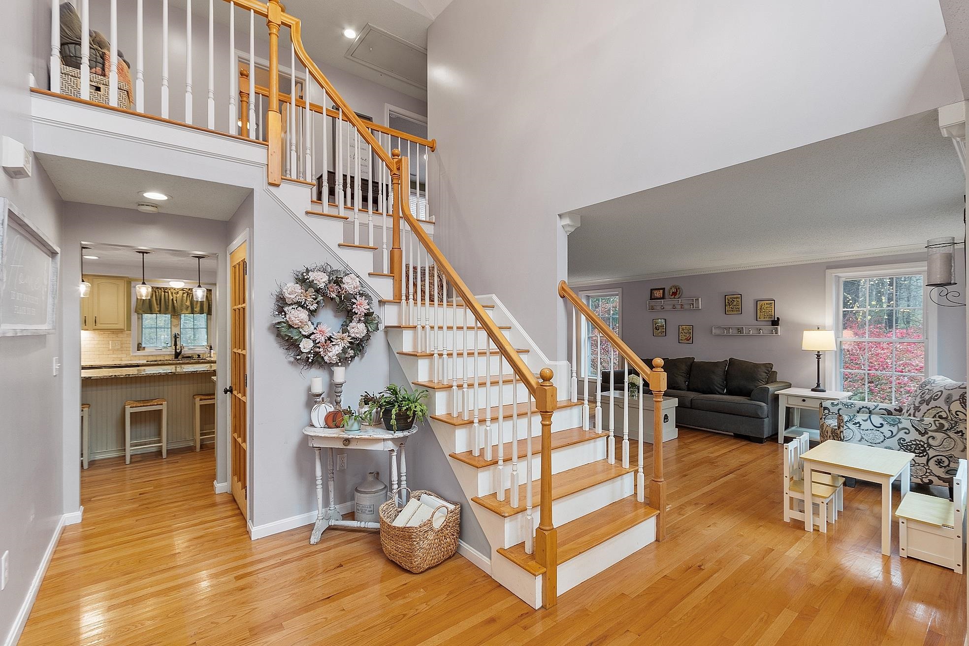 129 Dutton Road Pelham, NH 03076 - Photo 4 of 40