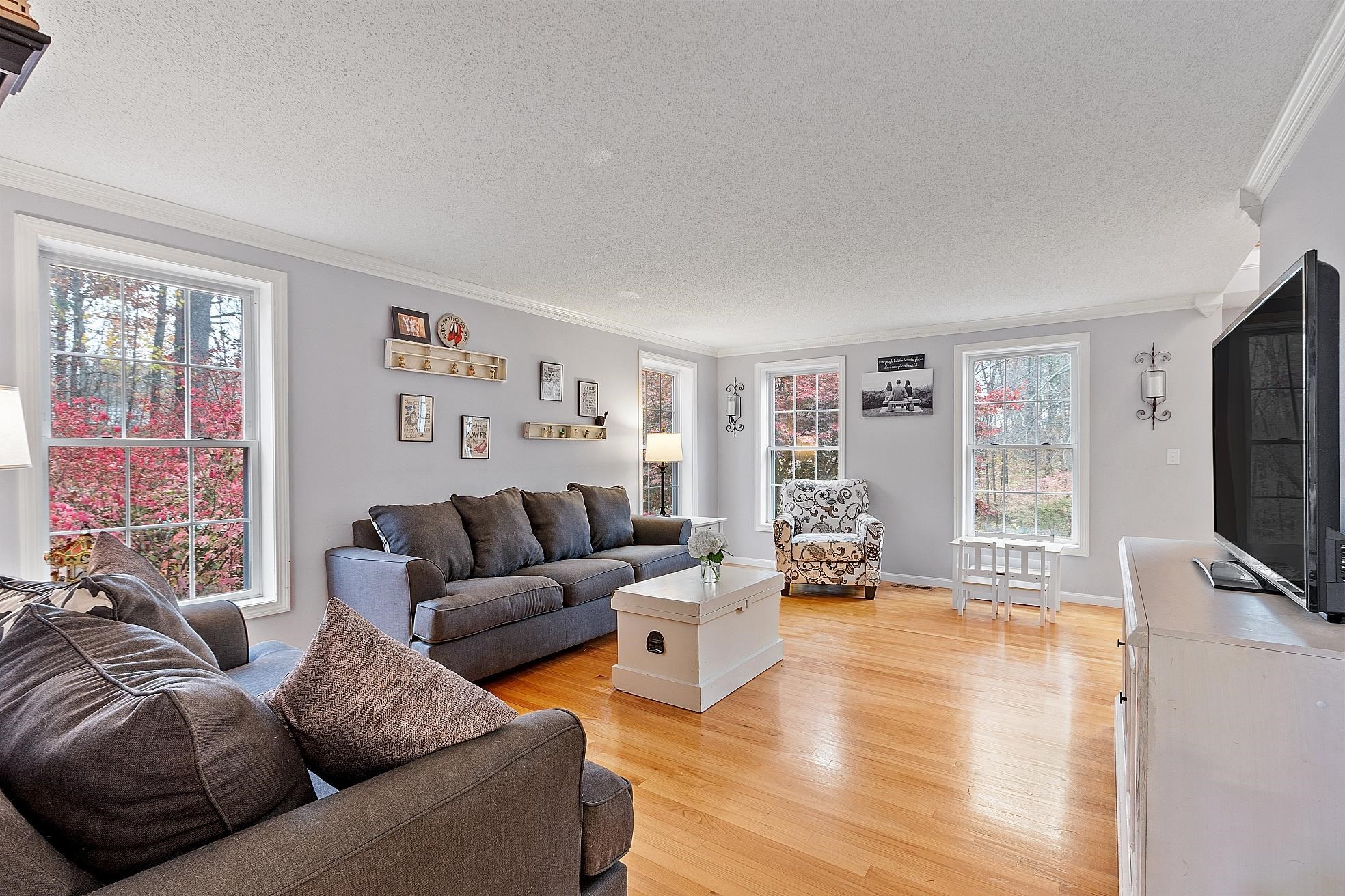 129 Dutton Road Pelham, NH 03076 - Photo 5 of 40