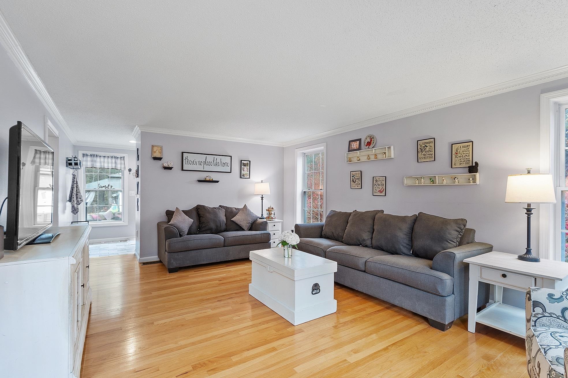 129 Dutton Road Pelham, NH 03076 - Photo 6 of 40