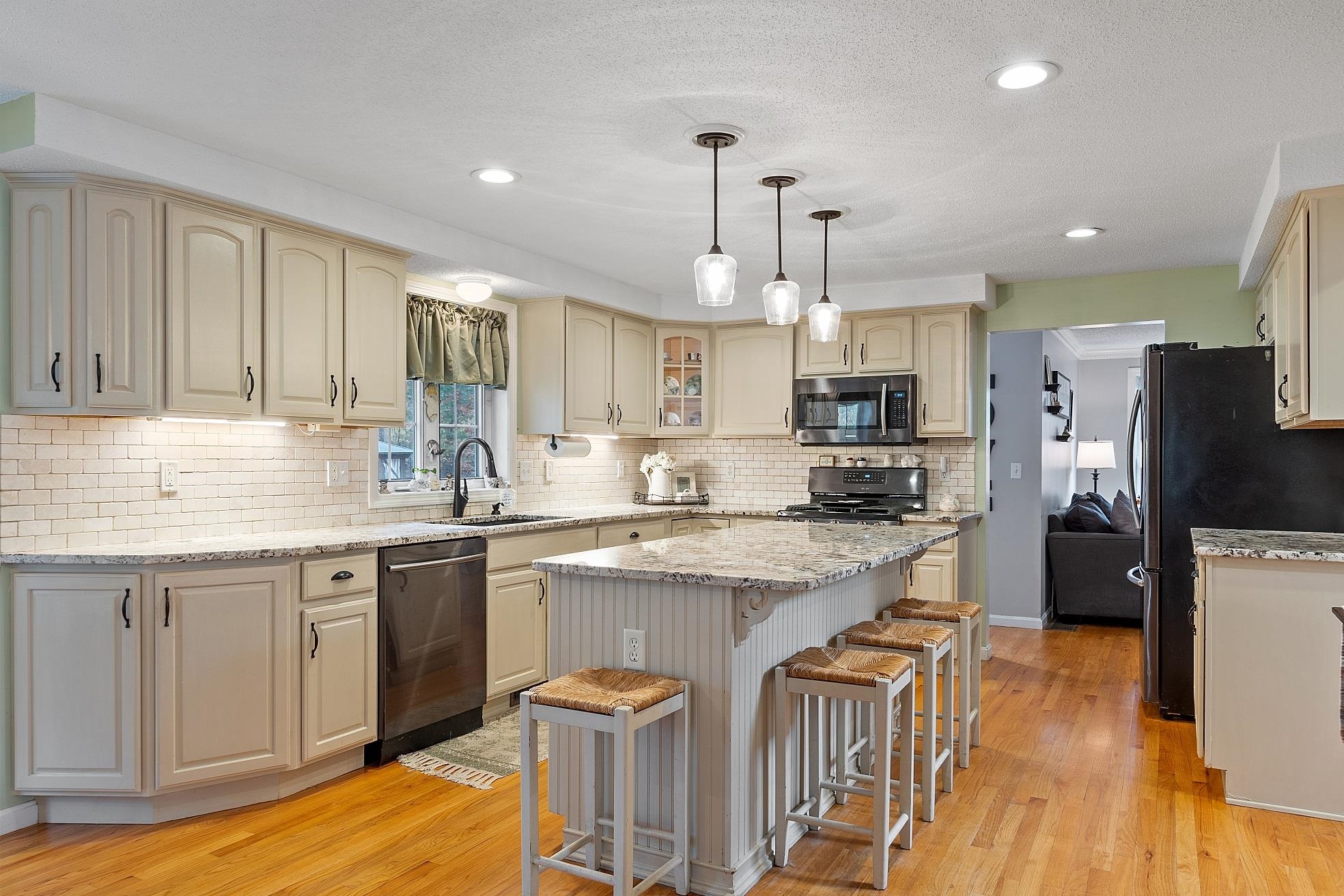 129 Dutton Road Pelham, NH 03076 - Photo 7 of 40