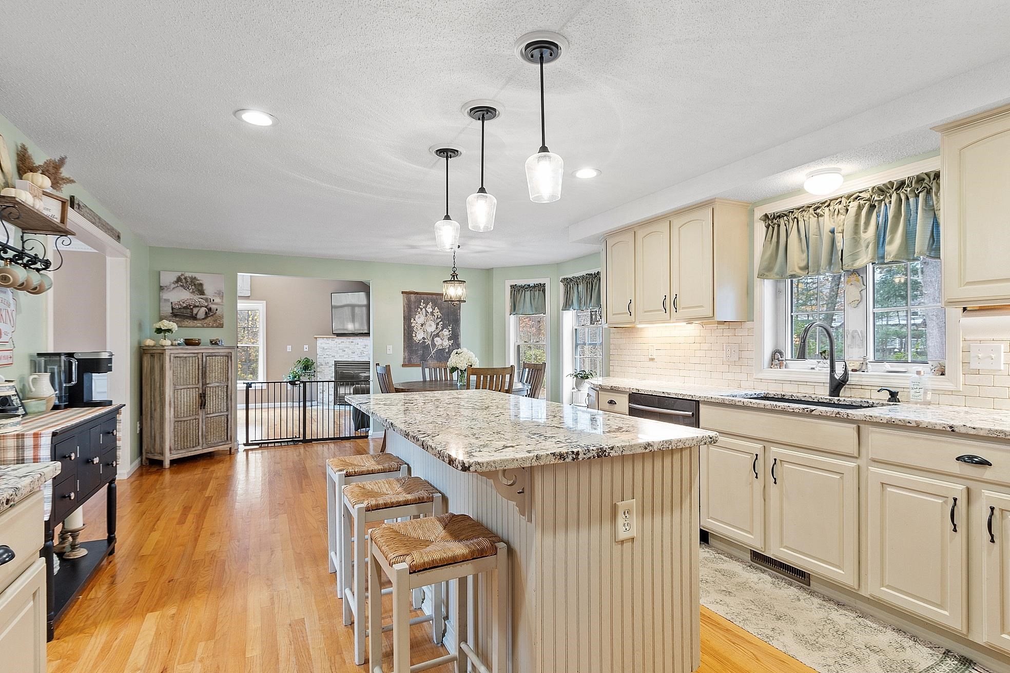 129 Dutton Road Pelham, NH 03076 - Photo 9 of 40