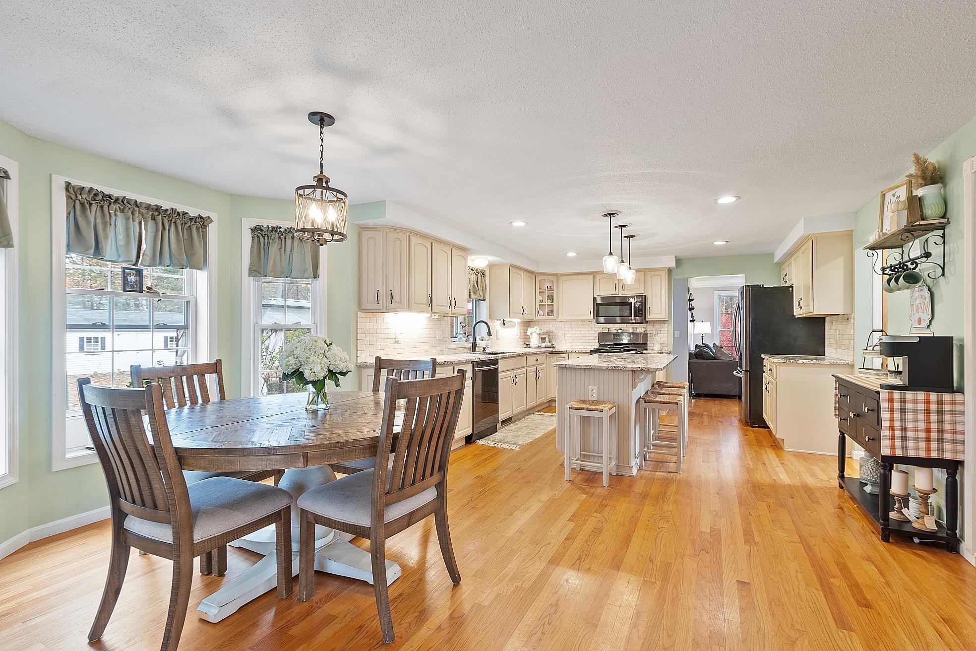 129 Dutton Road Pelham, NH 03076 - Photo 10 of 40