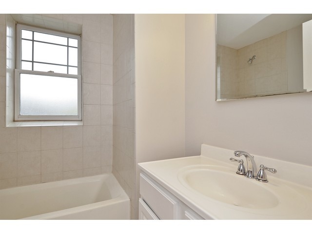 126 Callan Avenue, Unit 2B Evanston, IL 60202 - Photo 9 of 10