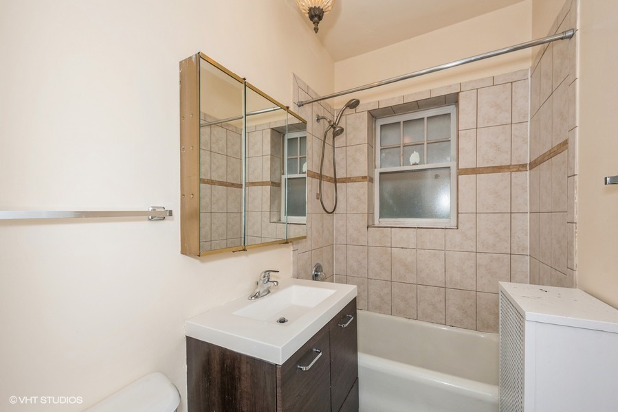 702 West Gordon Terrace, Unit 1A Chicago, IL 60613 - Photo 10 of 17