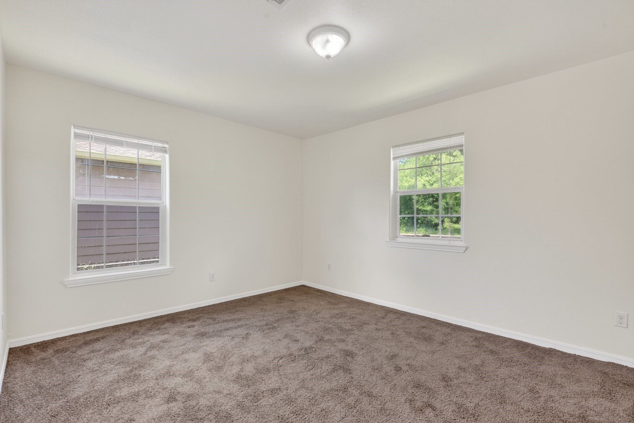 7013 St Augustine Street Houston, TX 77021 - Photo 19 of 35 an empty room with windows