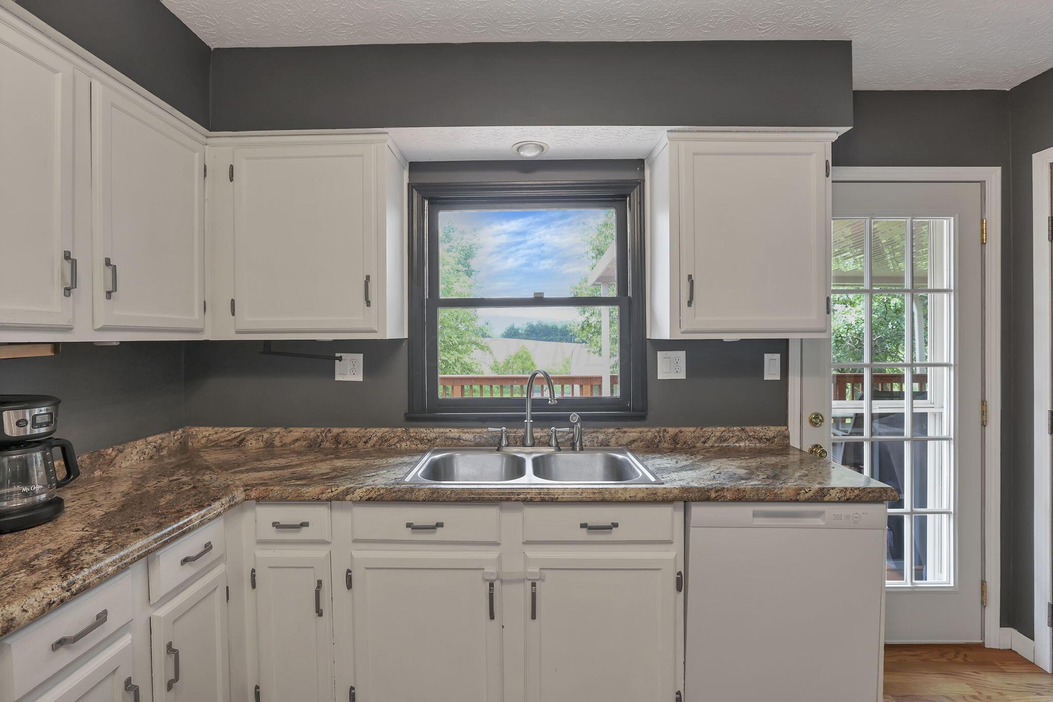 748 Forward Pass Road Southwest Pataskala, OH 43062 - Photo 24 of 59 Kitchen