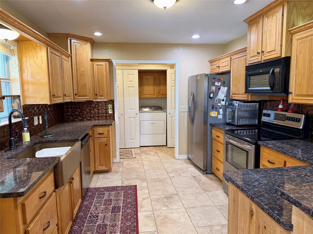 107 Ridgeview Whitney, TX 76692 - Photo 5 of 37 Gallery Image 5