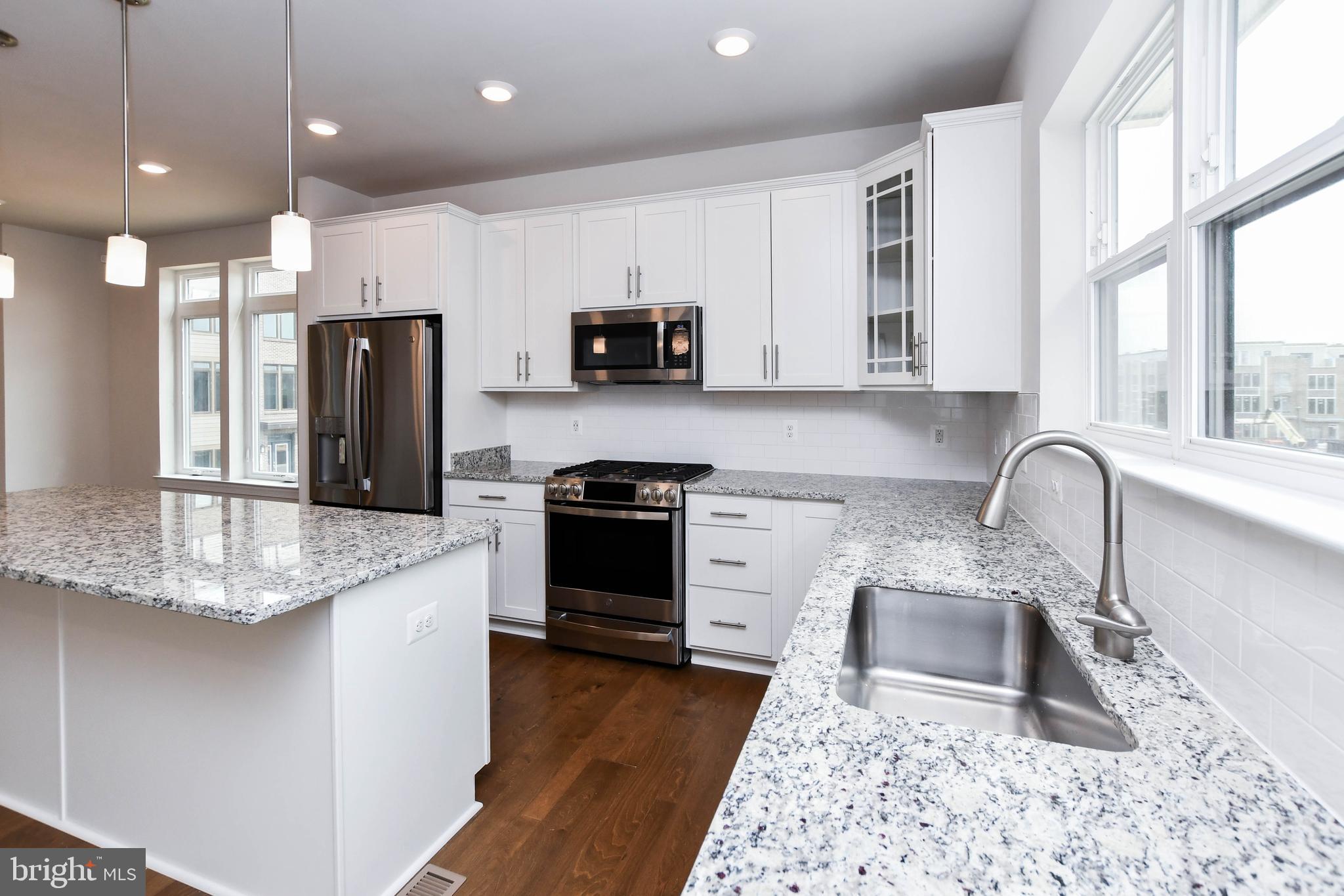 8219 Front Loop Rockville, MD 20855 - Photo 3 of 32 Gallery Image 3
