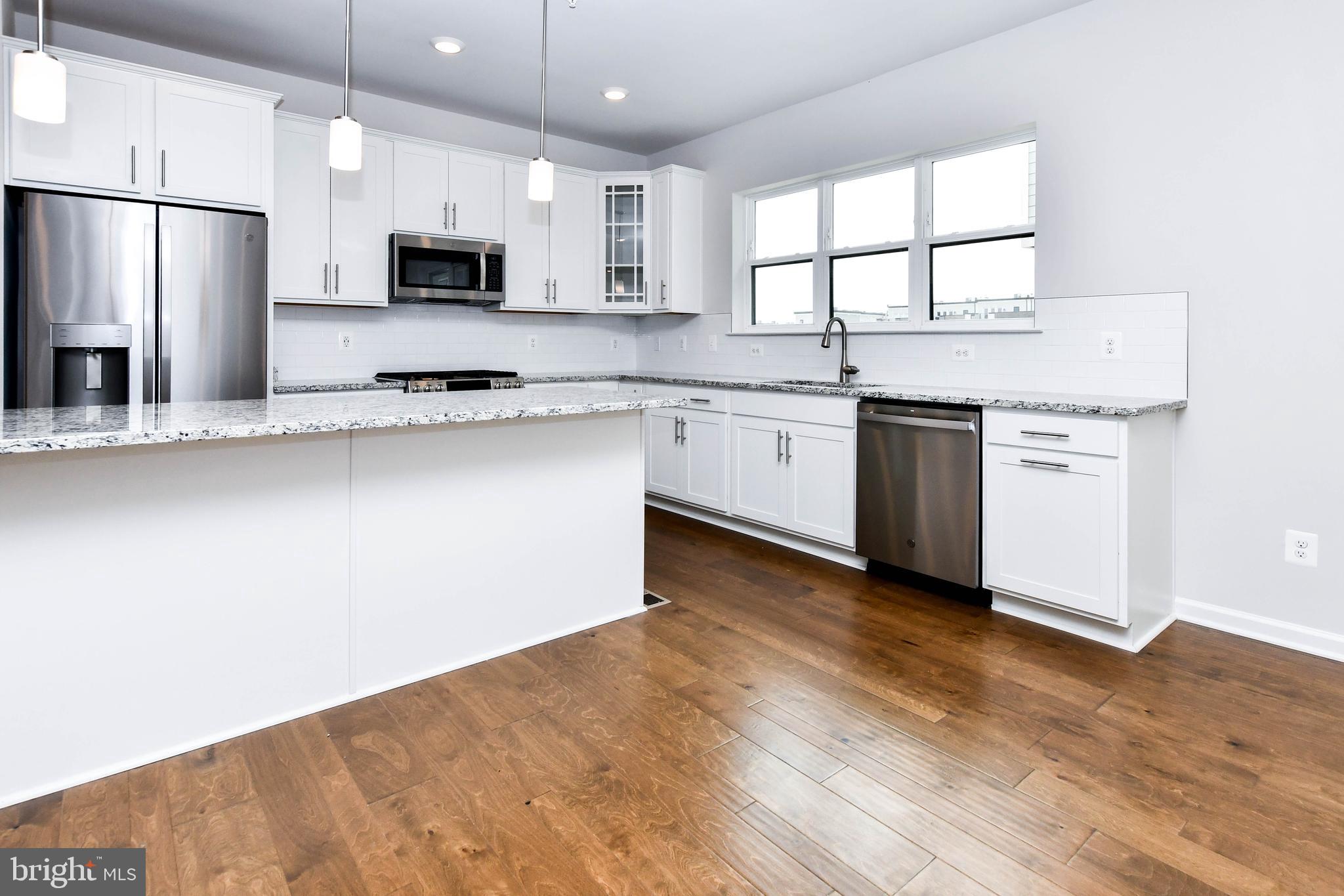 8219 Front Loop Rockville, MD 20855 - Photo 4 of 32 Gallery Image 4