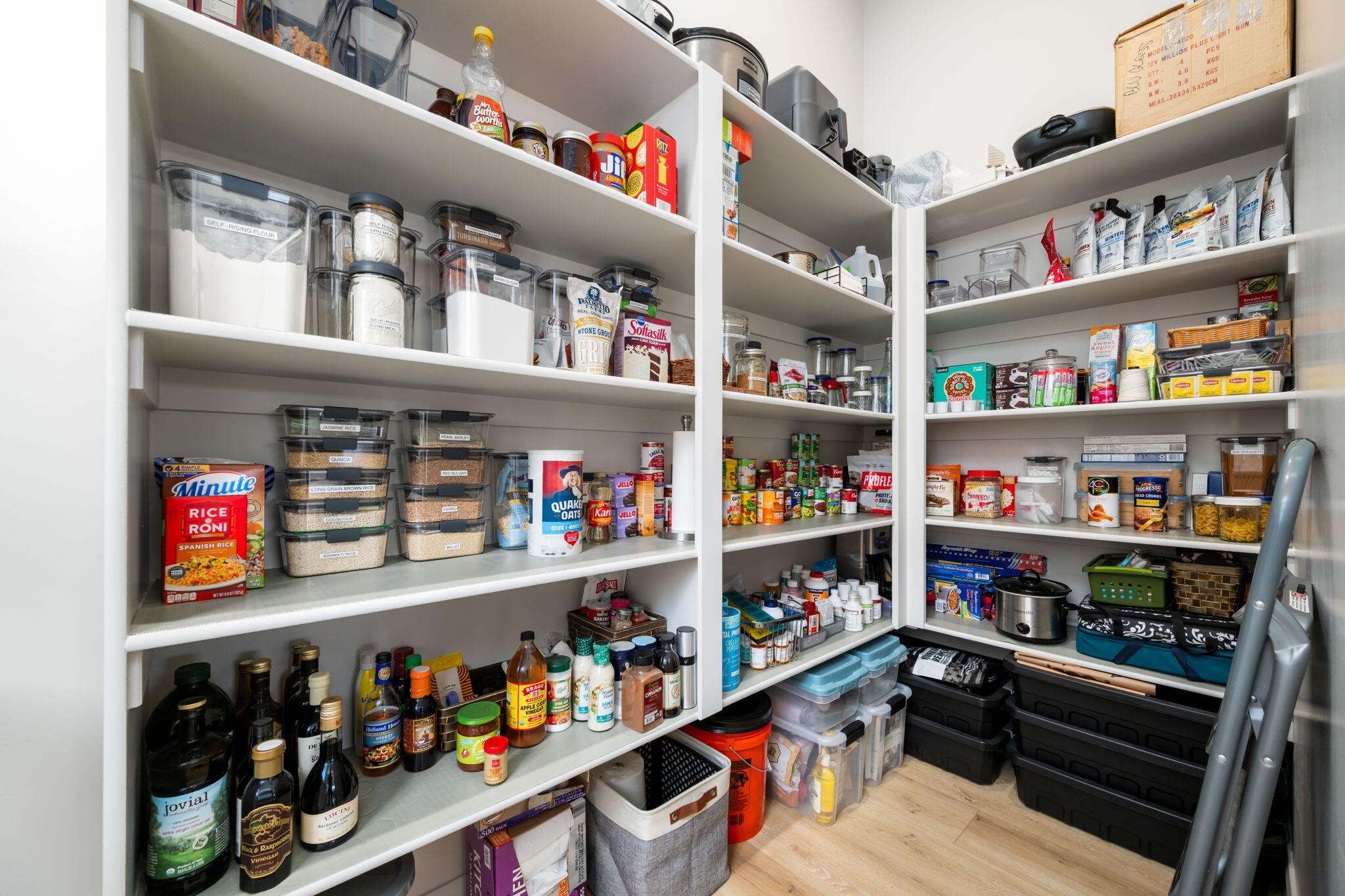 227 United Way Ivins, UT 84738 - Photo 6 of 28 Large walk-in pantry provides exceptional storage and organization.