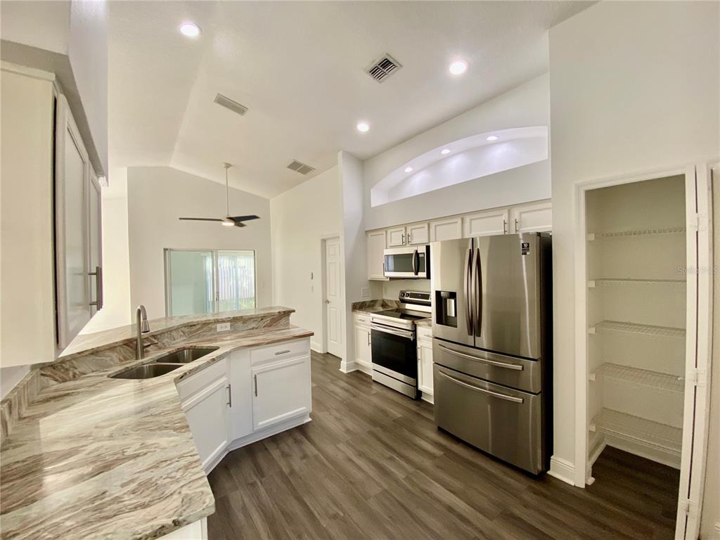 10264 Oak Crest Road Orlando, FL 32829 - Photo 6 of 38