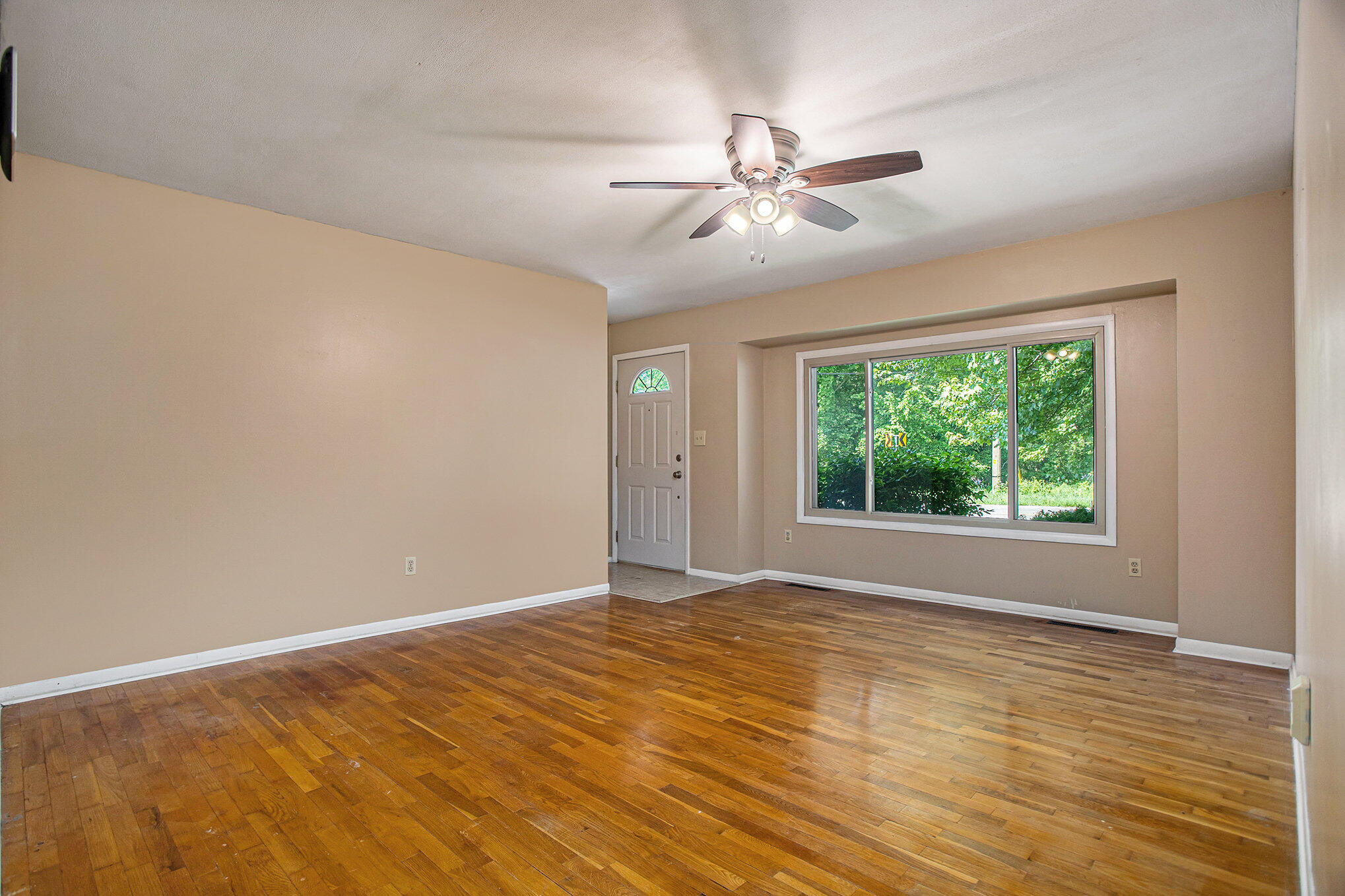 347 Minges Road South Battle Creek, MI 49015 - Photo 5 of 21 005_347_minges_rd_s_battle_creek_mi_4901