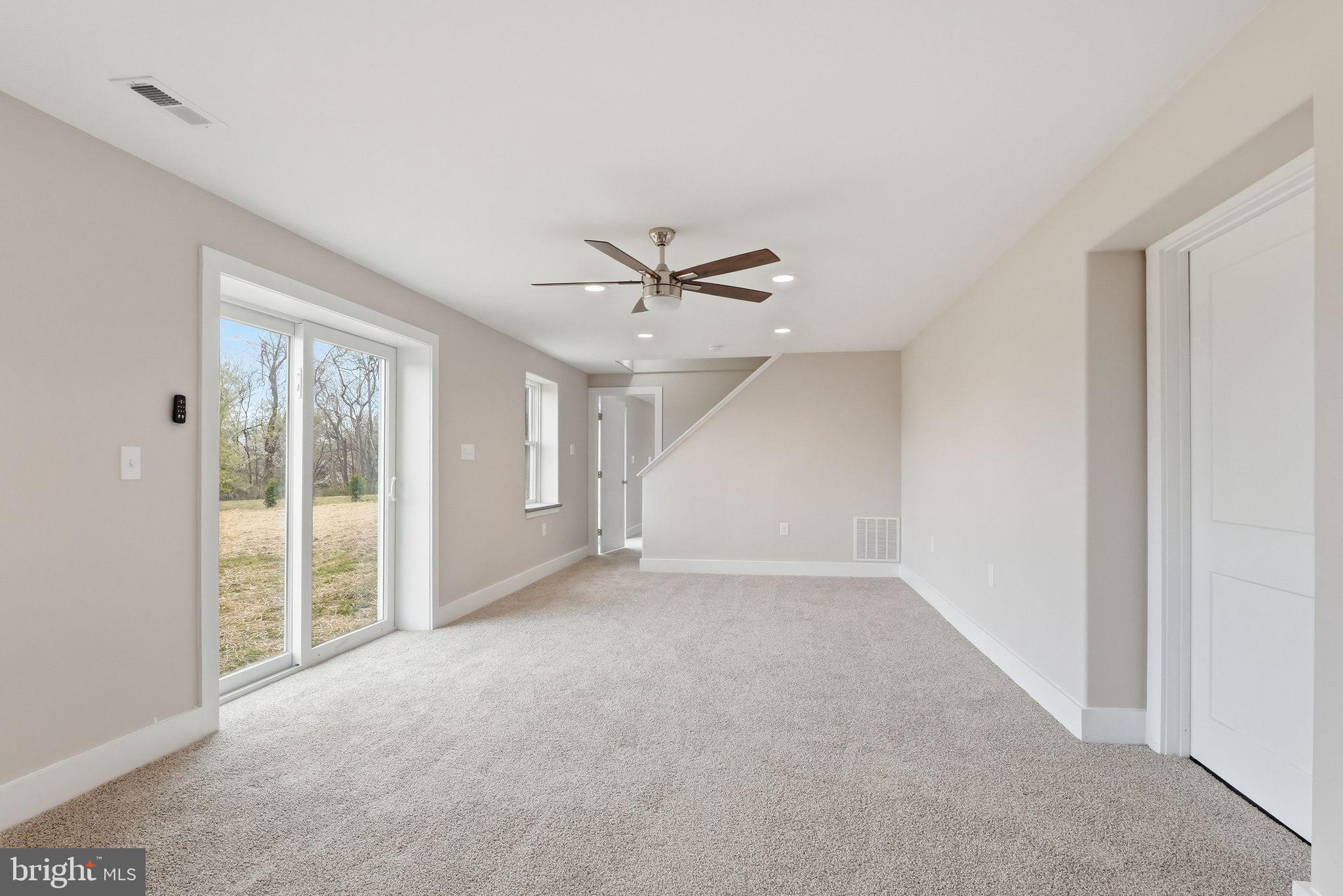 11346 Obannons Mill Road Boston, VA 22713 - Photo 40 of 101 Spacious, light-filled living area.