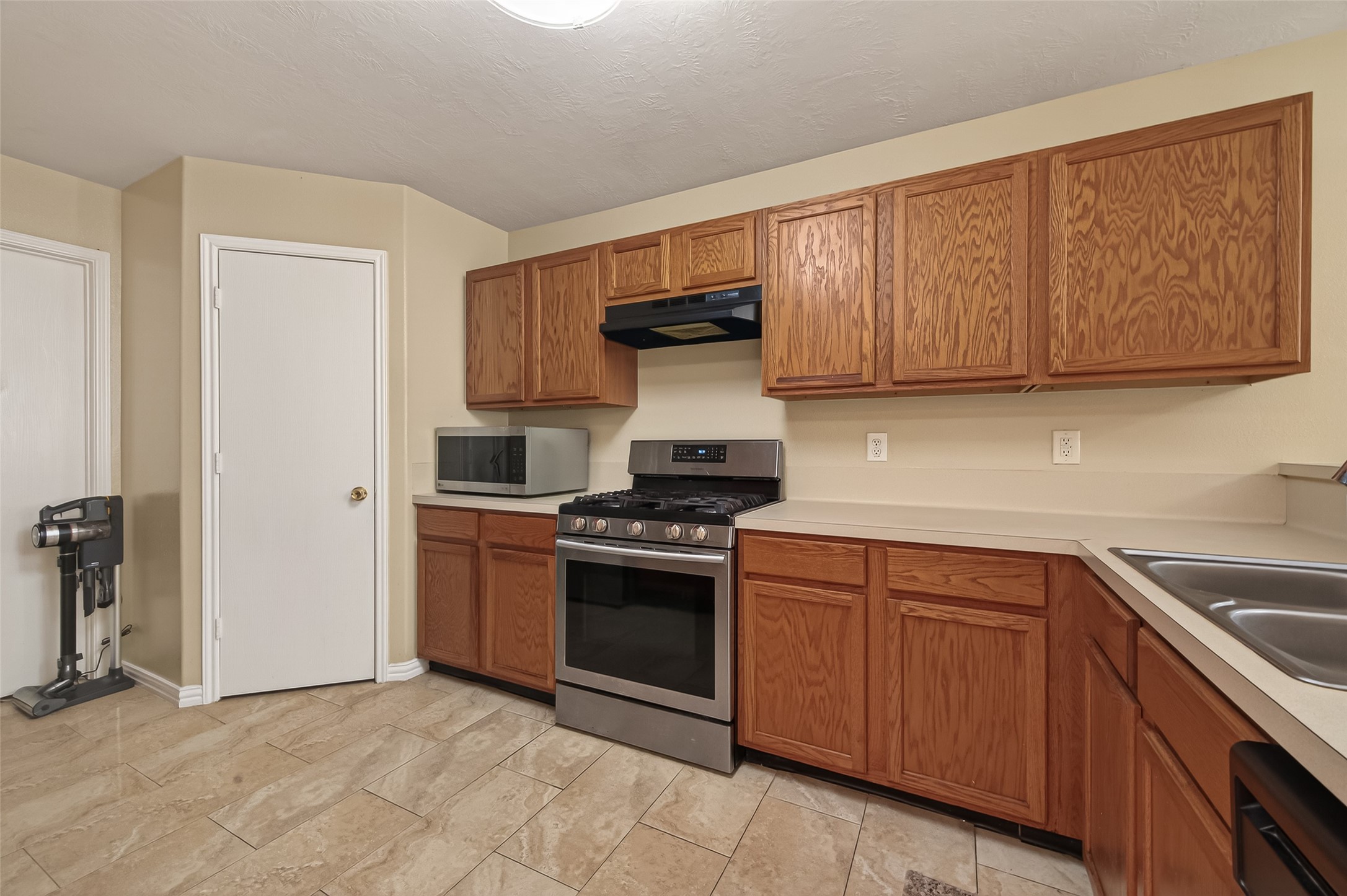 8907 Rainesville Lane Houston, TX 77075 - Photo 16 of 43