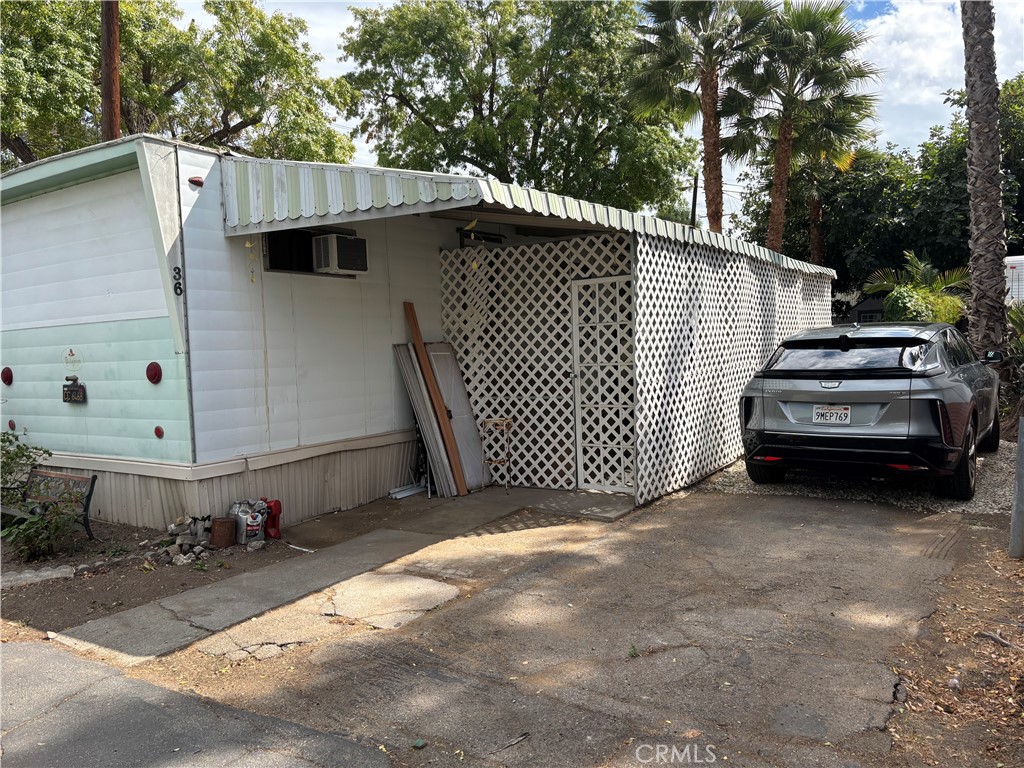 a view of a house with a back yard