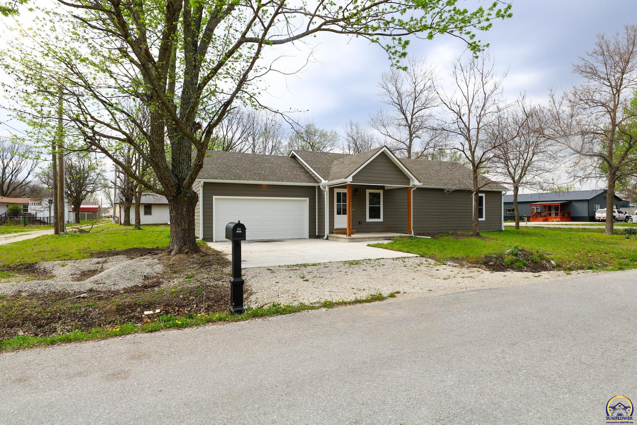 702 South 8th Street Burlington, KS 66839 - Photo 2 of 62