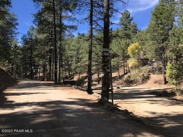 a view of a yard with a house
