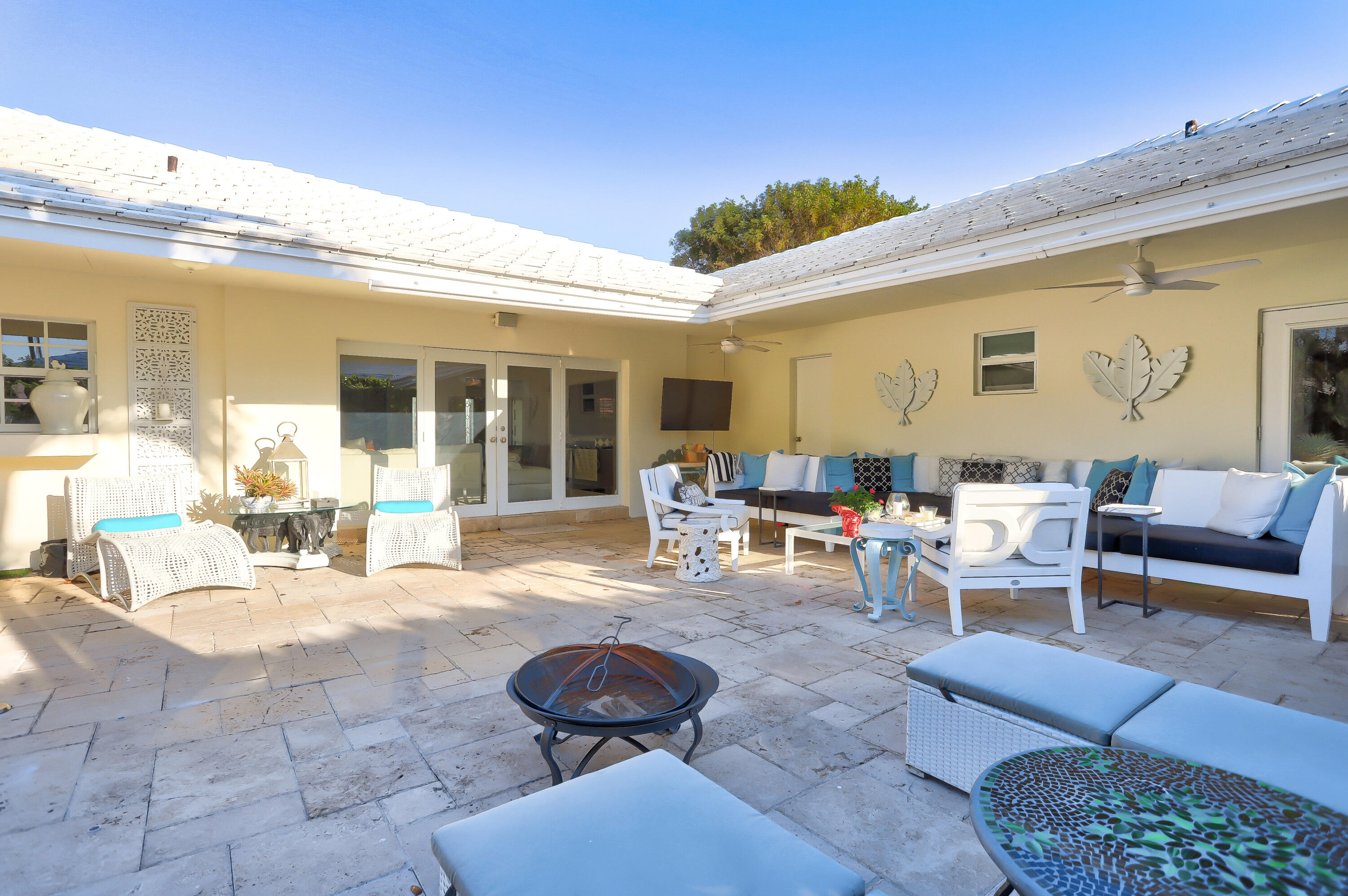 835 Canary Walk Delray Beach, FL 33483 - Photo 11 of 42 a living room with furniture and a potted plant