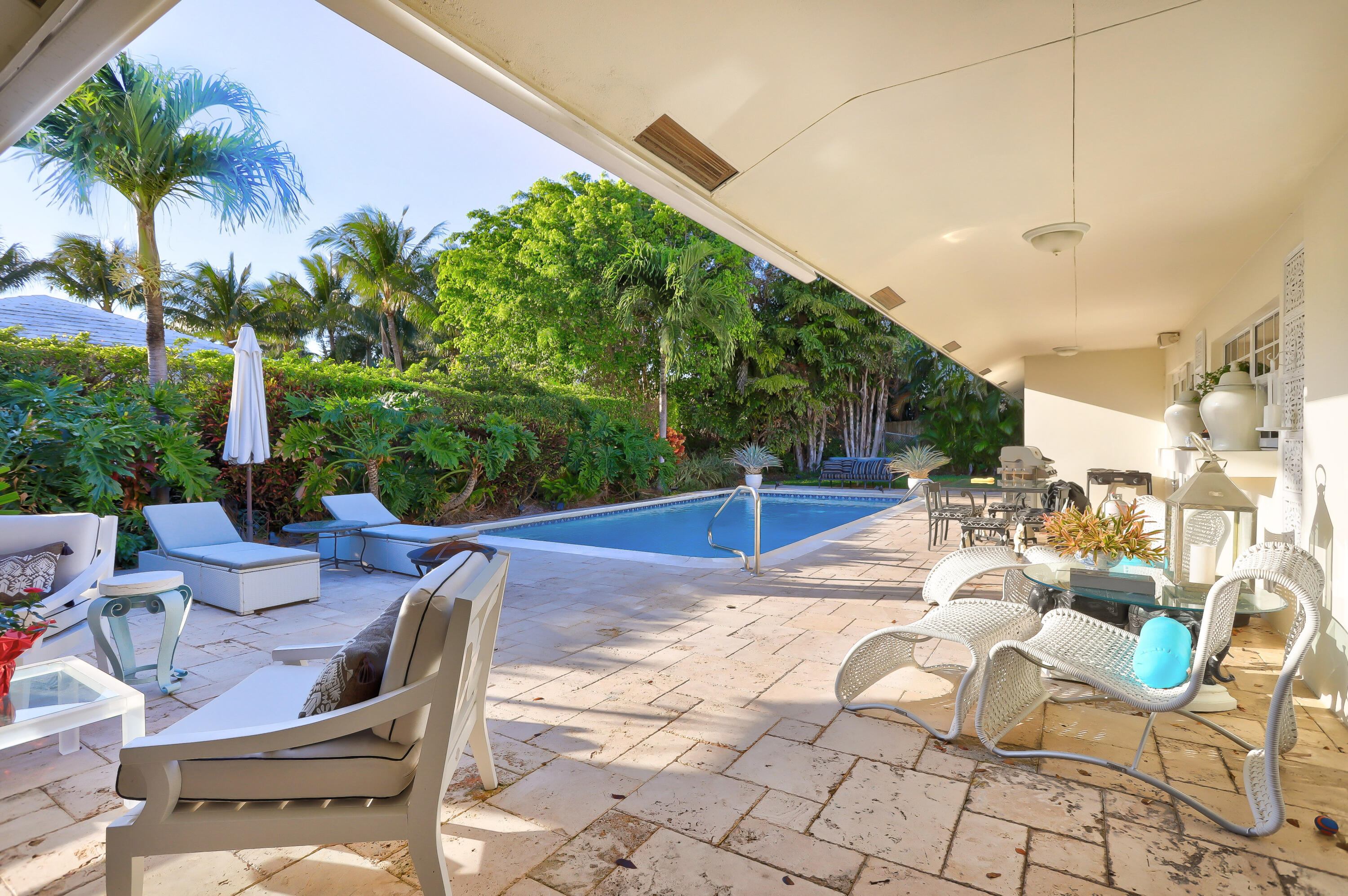835 Canary Walk Delray Beach, FL 33483 - Photo 5 of 42 a view of an chairs and tables in the patio